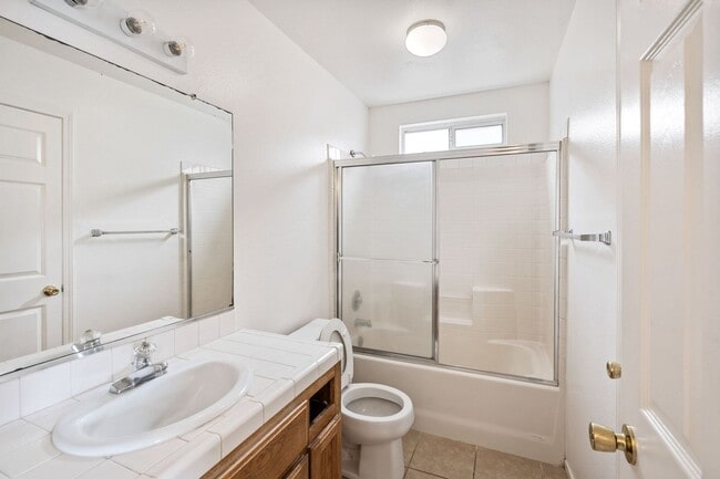 Photo - Great Open Floor Plan 3 Bedroom & 2 Bath