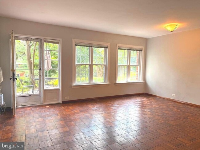 Photo - 3211 Ravensworth Pl