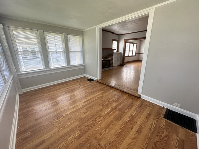 Photo - 2108 Oxford St