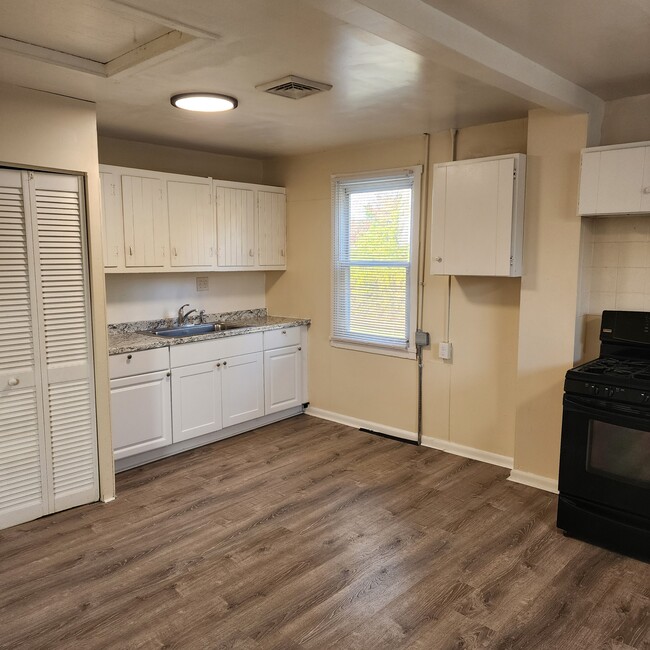 Photo - 103 Weber St