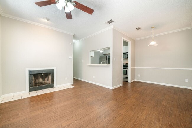 Photo - 2300 Leon St