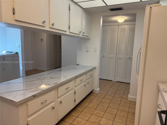 Building Photo - 20441 NE 30th Ave Unit 112-9 Rental