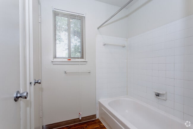 1BR, 1BA - 790 SF