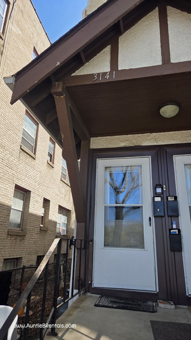 2 Bed - 1 Bath Upper level unit in a triplex - Updated Unit