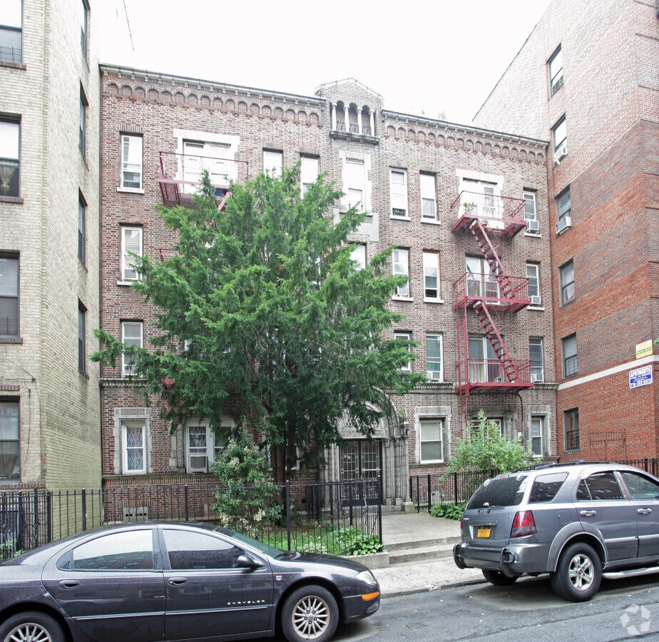 Photo - 122 E 21st St