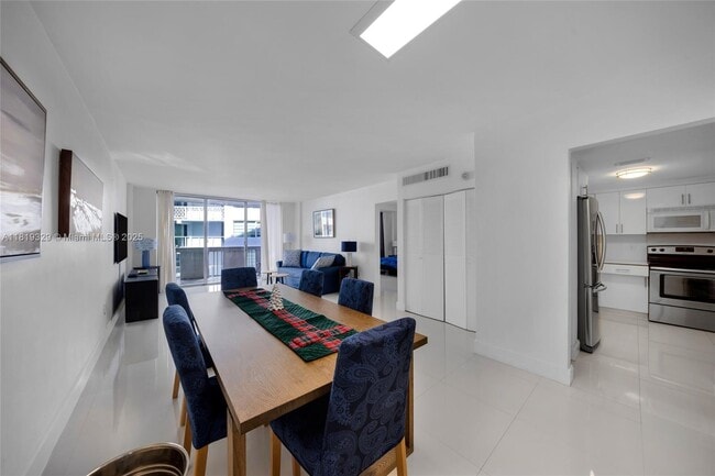 Photo - 800 West Ave Unidad 736 Rental