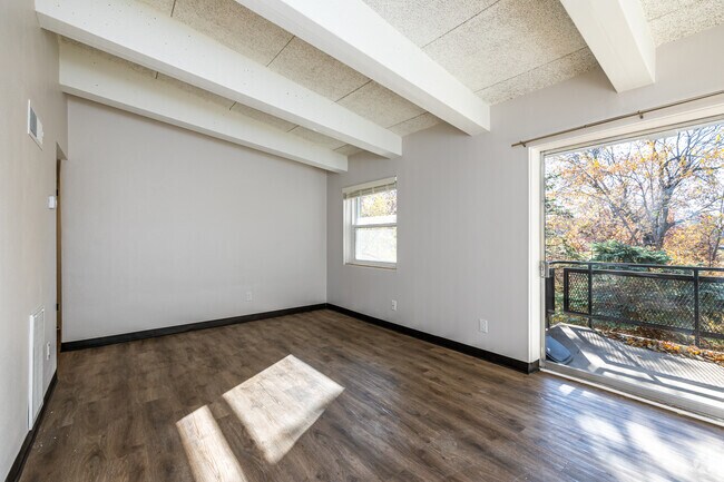 2BR, 1BA - 842 SF