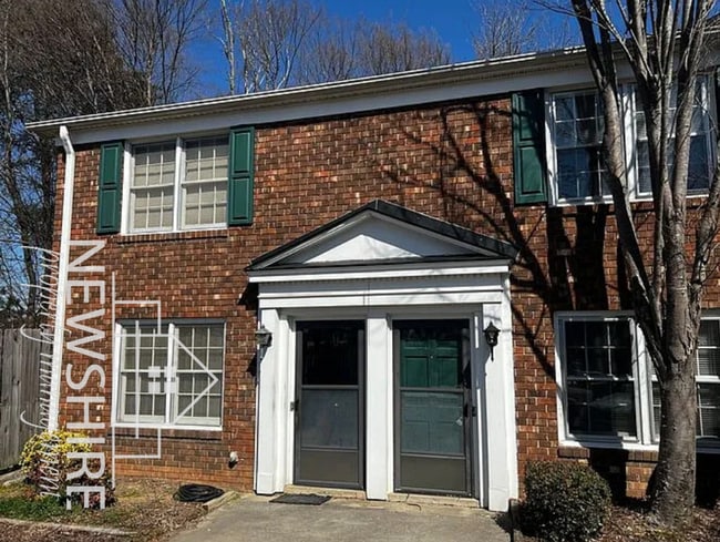 Building Photo - Charming 2-bedroom 1.5 Bathroom