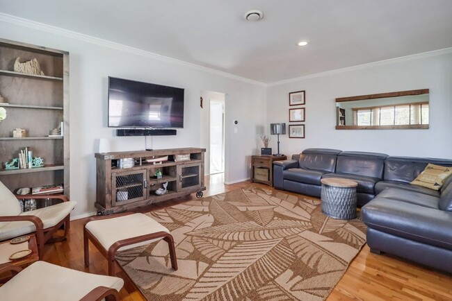 Photo - ***VACATION HOME AVAILABLE FROM FEBRUARY 1ST- OCTOBER 31ST*** MONTH TO MONTH