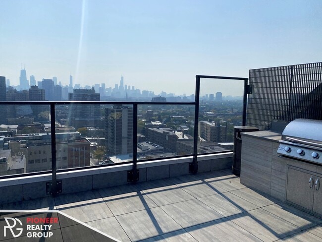 Photo - 2551 N Clark St