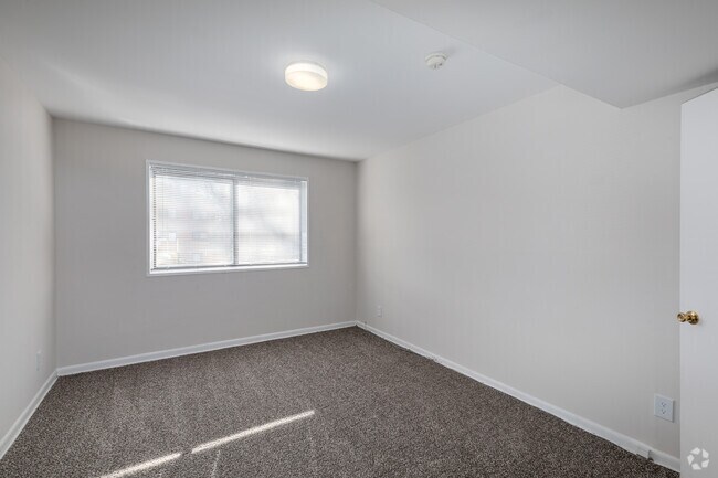 3BR 1.5BA - 1,257SF - Parkway Apartments