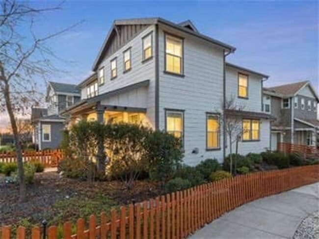 Building Photo - Beautiful, light filled home with EV charger, cozy backyard, very convenient SWSR location