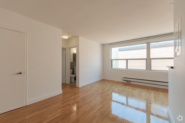 1BR, 1BA - 667SF - Living Room