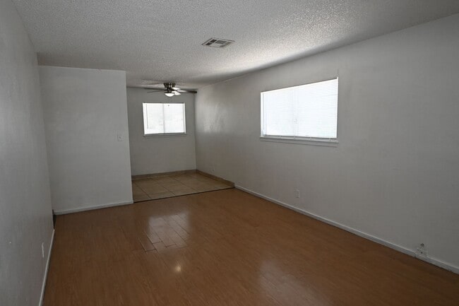 Photo - 2 Bedroom Apt- Downtown -  NO PETS Unidad D