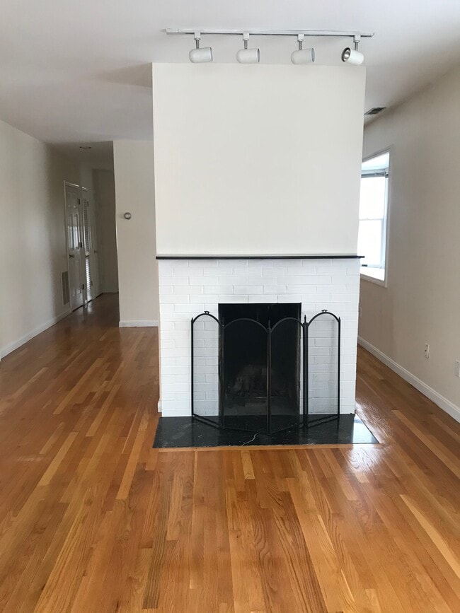 Chimenea en la sala de estar - 11 Bemis Rd Unidad 4