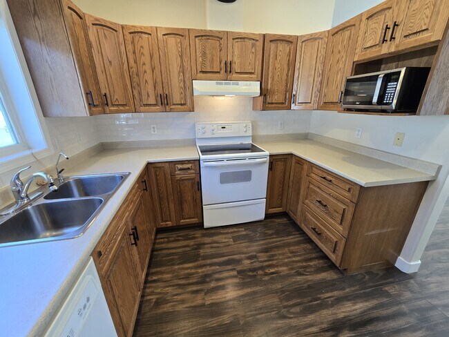 Photo - 9628-9698 98 St