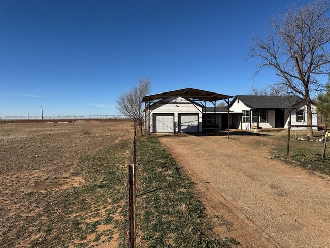 Photo - So Peaceful! Adorable Farmhouse 3/2/2 on almost 2 Acres with Bonus Room and Minutes from Buffalo ...