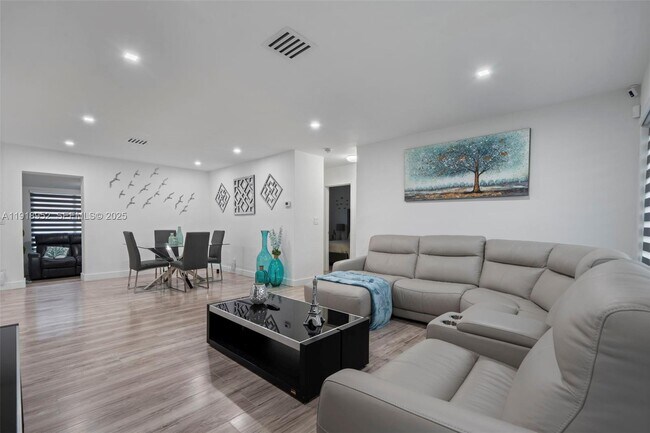 Photo - 850 SW 31st Ave