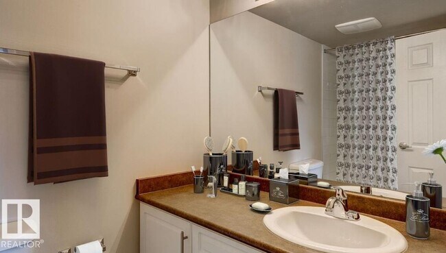 Photo - 5425-144B 144b Ave NW