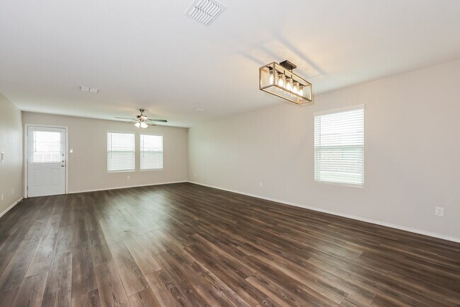 Photo - 1124 Skyline Dr
