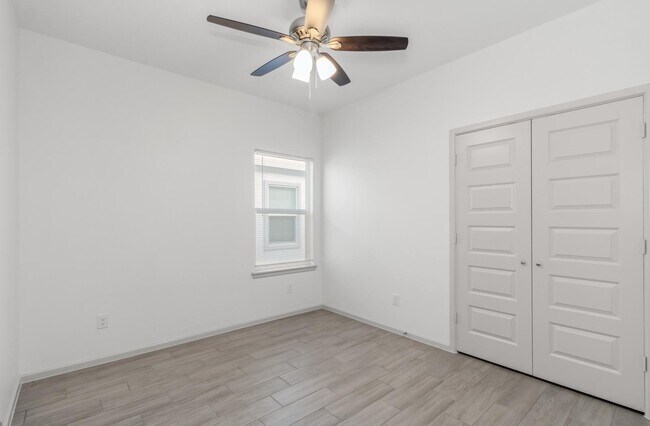 Photo - 1212 Shavano Dr