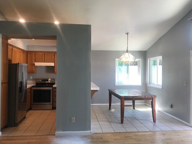 Photo - 1960 Seasons Way