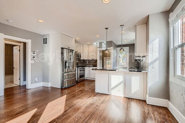 Photo - 1418 Roslyn St