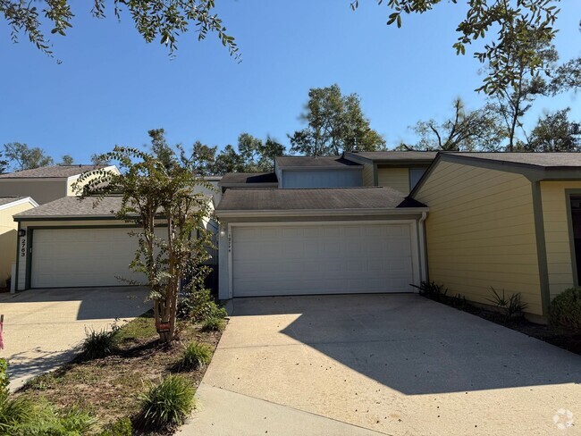 Building Photo - Townhome Off The Parkway With 2 Car Garage