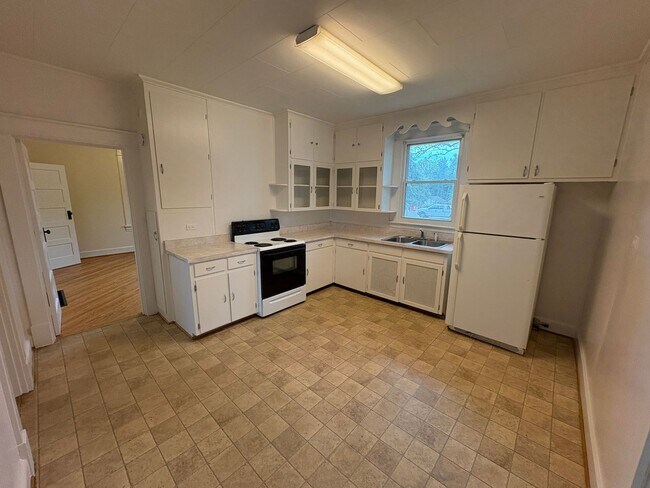 Photo - Spacious 2-3 bedroom house! Located on sid...