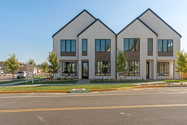 Building Photo - Exquisite Town home living: Bends desirabl...