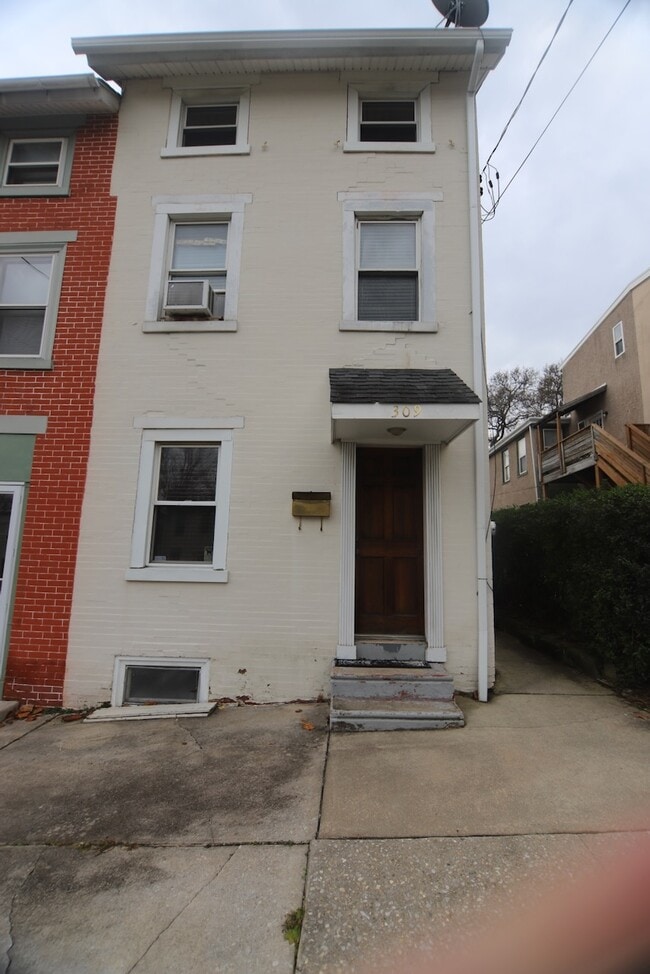 Frente exterior - 309 E 6th Ave