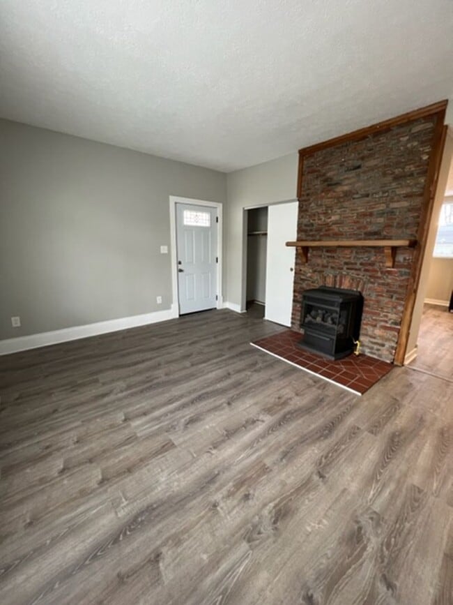 Photo - Charming 2 Bedroom Home with Fenced Yard Available for Pre-Lease!