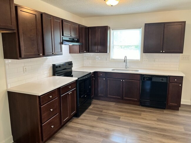 Building Photo - Upcoming Renovated 3 Bedroom Home in Convenient Location