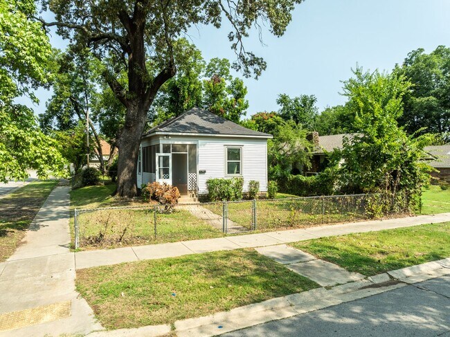 Freshly Updated 3 Bedroom House - Freshly Updated 3 Bedroom House