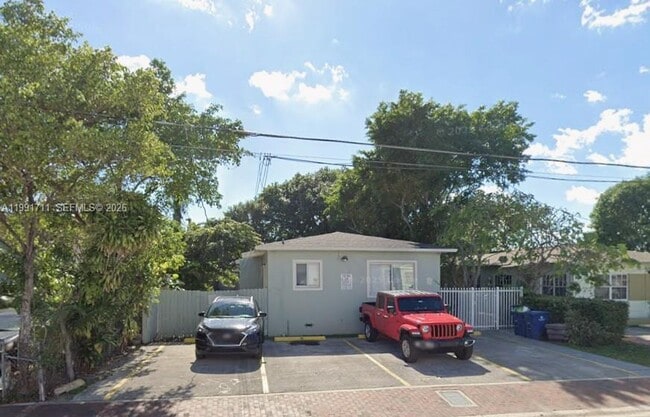 Building Photo - 1514 SW 6th St Unit 4