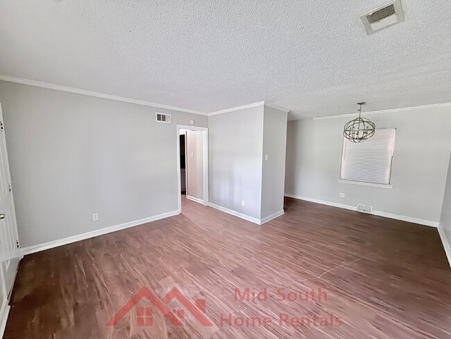 Photo - 2050 Sharon Ln