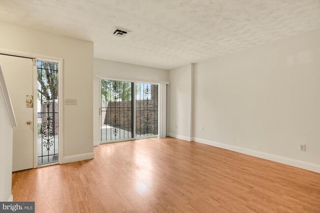 Photo - 1033 Quincy St NE