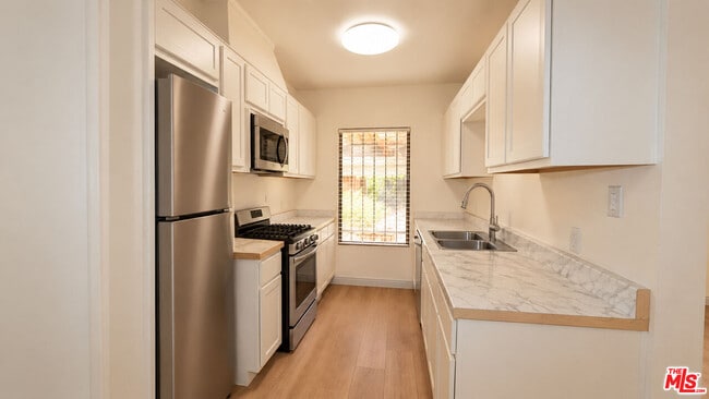 633 Hayworth Ave Unit 3