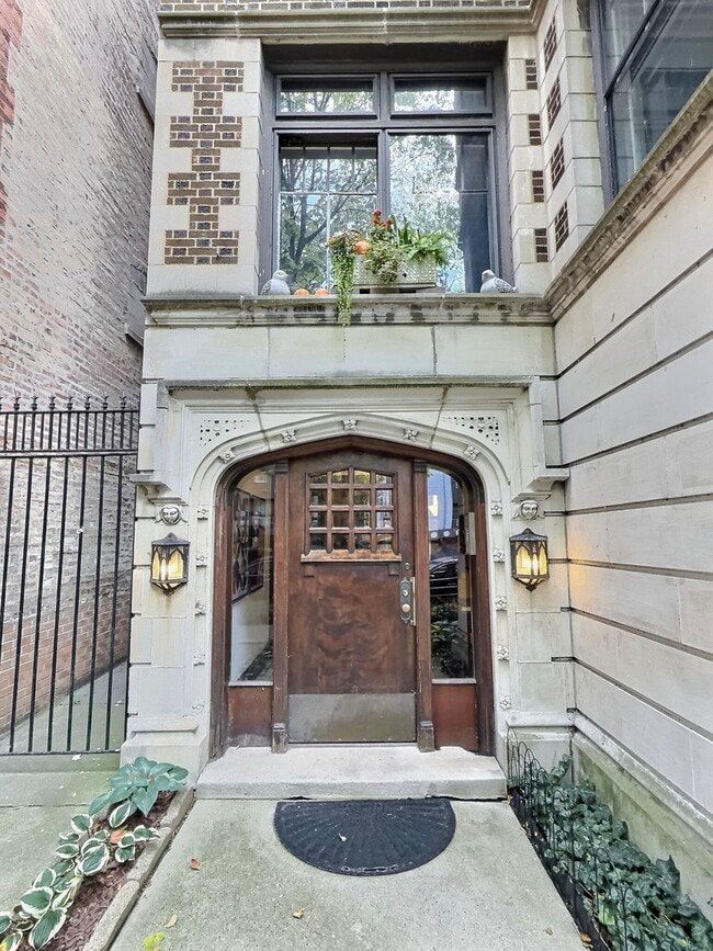 Photo - 2921 N Pine Grove Ave Unit 1