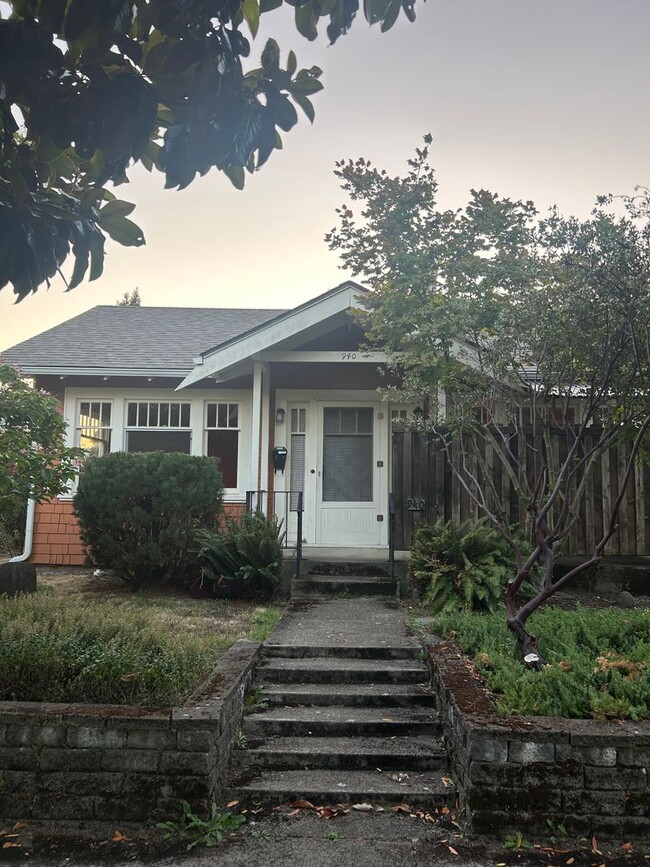 Building Photo - 940 SW 10th St Rental