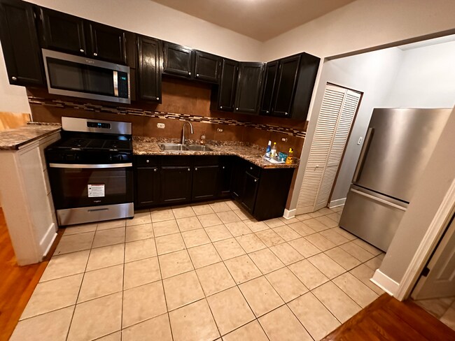 kitchen - 3457 S Prairie Ave