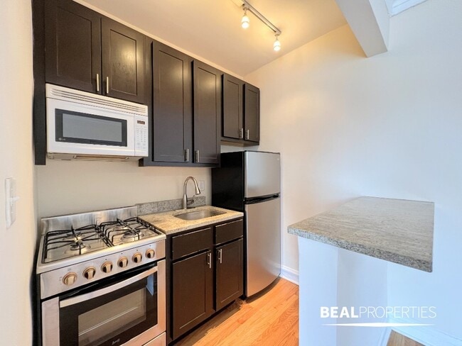 4614 N Paulina