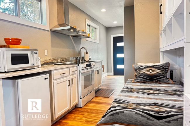 Building Photo - Mini Modern Living / Single Furnished Stud... Rental