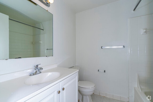 2BR, 1BA - 950SF - Bathroom