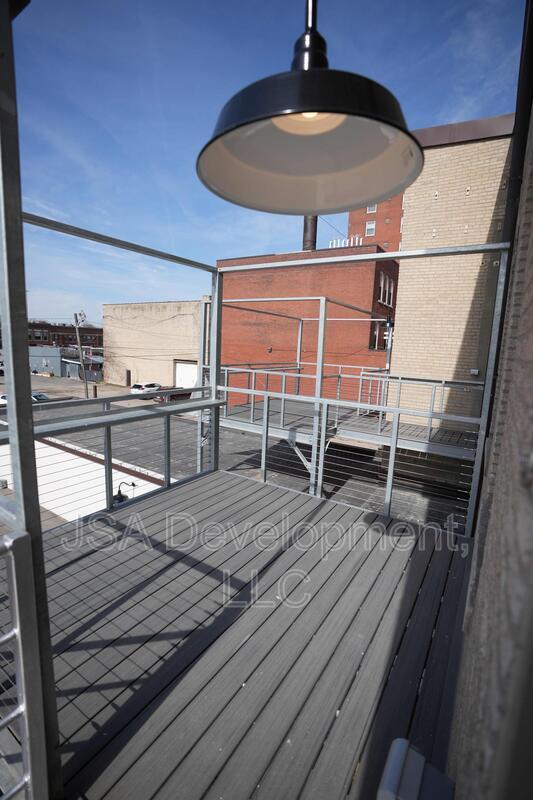 Photo - 718 Commercial St