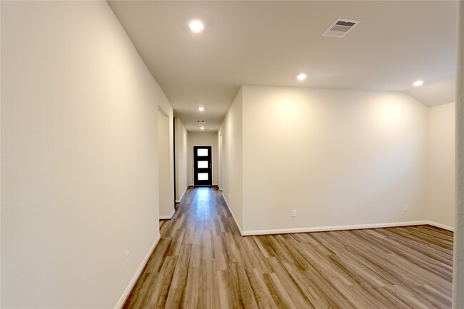 Building Photo - 1210 Oak Barrel Run