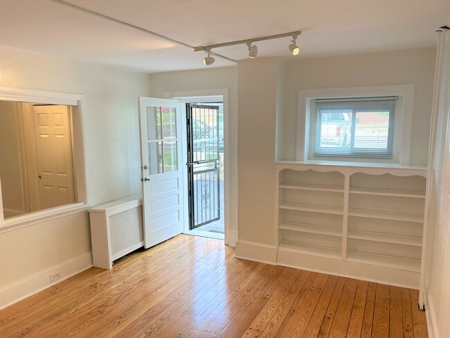 Sala de estar con estanterías empotradas a medida - 508 Central Ave Unidad Apt. #1