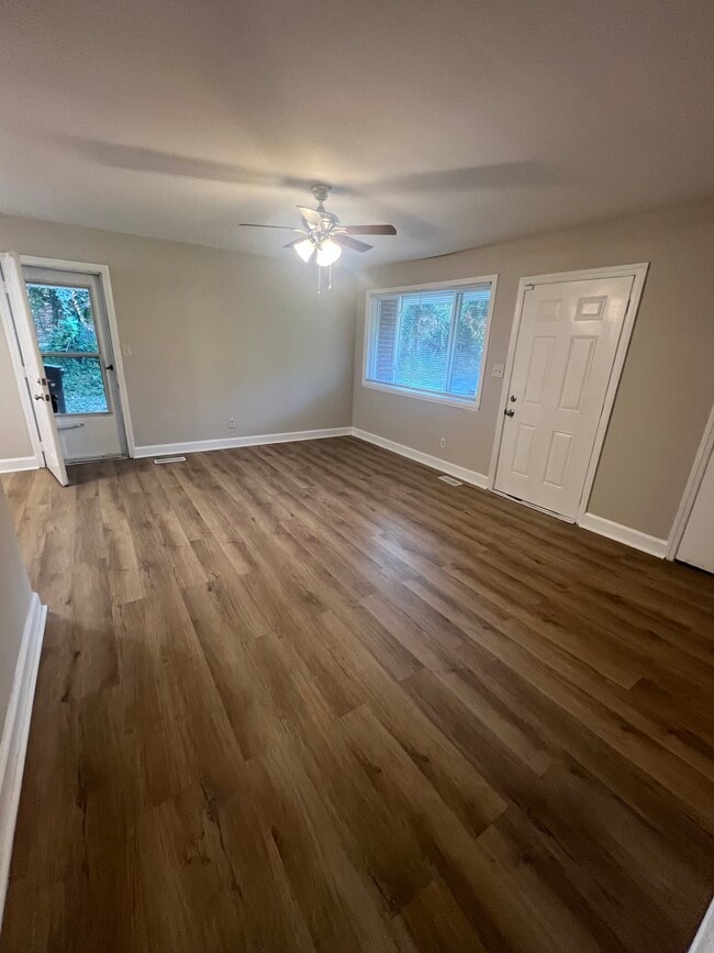 Photo - 2933 Courtney Rd