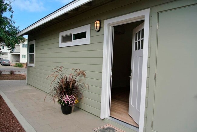 Building Photo - 1 Br/1 Ba ADU West of I-5! - Buena Vista