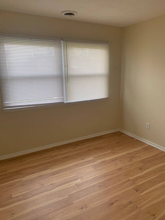 Photo - 2227 Liverpool Ln